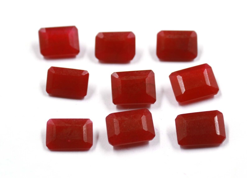 Pu&ograve; includere: Dieci cabochon di pietra preziosa rossa in taglio smeraldo rettangolare. Le pietre preziose sono lisce e lucidate.
