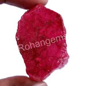 Puede incluir: Una gran gema de rubí rojo sin pulir. El rubí es de un color rojo intenso y rico y tiene un acabado natural sin pulir.