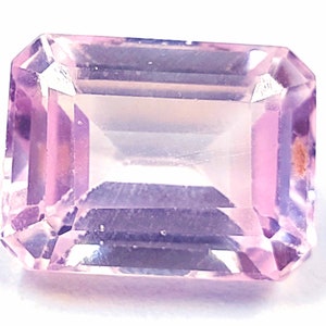 Può includere: Una pietra preziosa rosa pallido con taglio rettangolare smeraldo.