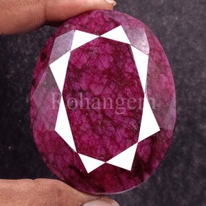 Magnífico rubí rojo de 759,00 ct, natural, certificado por IGL, de forma ovalada, pieza única de colección procedente de África. Gema suelta opaca. 5NJD