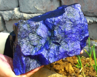Grote ruwe blauwe tanzaniet edelsteen van 7 kg, ongeslepen kristal uit Tanzania.