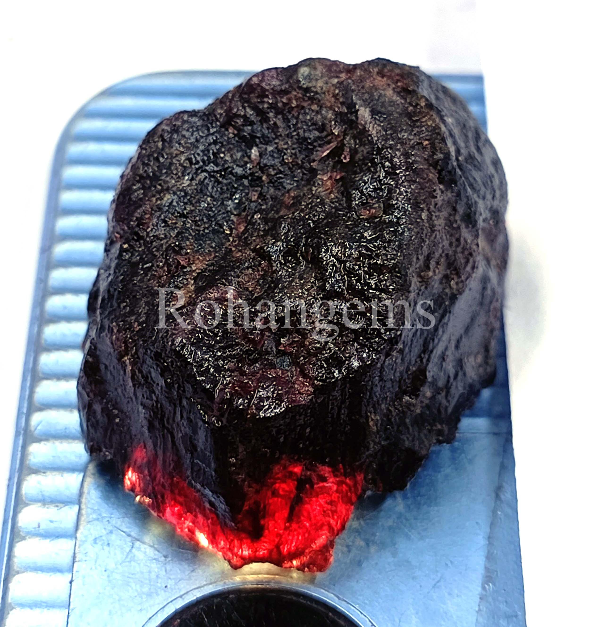 限定数量 194.5カラット パイナイト原石 | 認定済み天然不透明赤褐色