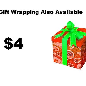 Pu&ograve; includere: Confezione regalo disponibile anche a 4 &euro;. Una scatola regalo rossa con un fiocco verde e un motivo paisley.