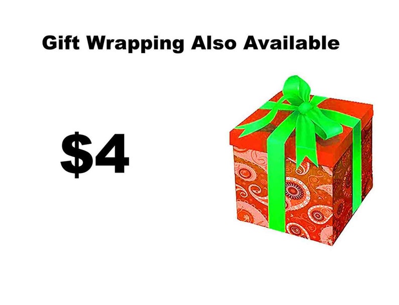 Pu&ograve; includere: Confezione regalo disponibile anche a 4 &euro;. Una scatola regalo rossa con un fiocco verde e un motivo paisley.