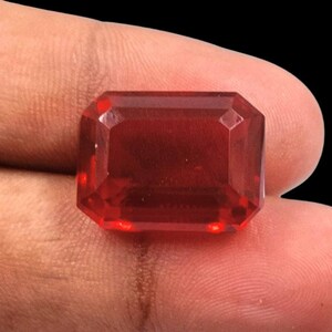 Peut inclure: Une pierre pr&eacute;cieuse rouge fonc&eacute; de taille &eacute;meraude rectangulaire.