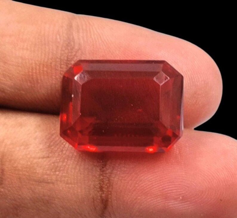 Peut inclure: Une pierre pr&eacute;cieuse rouge fonc&eacute; de taille &eacute;meraude rectangulaire.