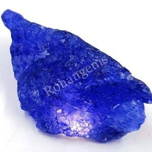 Può includere: Un grande cristallo blu grezzo con una superficie ruvida. Il cristallo è una pietra preziosa grezza non levigata.