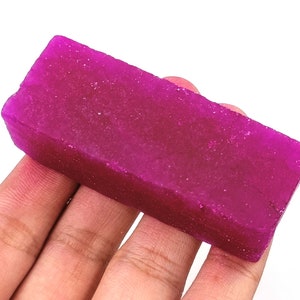 Fatia de rubi africano bruto, vermelho sangue de pombo (507,55 quilates)