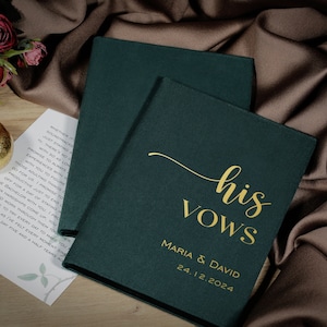 Könnte beinhalten: Zwei dunkelgrüne Hardcover-Journale mit goldener Beschriftung. Das obere Journal sagt "his vows" und das untere Journal sagt "Maria & David 24.12.2024".