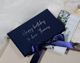 Donkerblauwe fluwelen envelop met satijnen lint voor het schenken van geld, cheque, kaartjes of cadeaubon, handgemaakte verjaardagsbon-envelop, kaartdrager