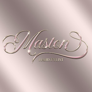 Pode incluir: Um logotipo com o nome "Maston" em uma fonte cursiva e elegante, com contorno dourado e preenchimento rosa. Abaixo do nome, a palavra "HAIRSTYLIST" está em uma fonte menor, sem serifa. O fundo é um gradiente de marrom claro e rosa.