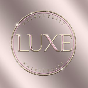Puede incluir: Un logotipo circular dorado y rosa con el texto "HAIR STYLIST" y "LUXE HAIR STYLIST" en una fuente dorada y rosa.