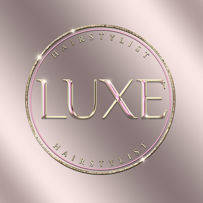 Puede incluir: Un logotipo circular dorado y rosa con el texto "HAIR STYLIST" y "LUXE HAIR STYLIST" en una fuente dorada y rosa.