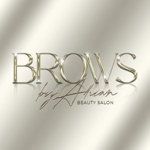 Könnte beinhalten: Ein Logo-Design mit dem Text BROWS by Adrian BEAUTY SALON in einer metallisch goldenen Schriftart mit reflektierendem, poliertem Finish. Das Wort BROWS ist in einer großen Serifenschrift, by Adrian in Schreibschrift und BEAUTY SALON in serifenlos.