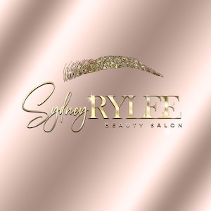 Könnte beinhalten: Goldenes Logo für ein Schönheitssalon namens "Sydney Rylee Beauty Salon". Das Logo zeigt eine stilisierte Augenbraue mit Glitzer und den Salonnamen in einer Schreibschrift.