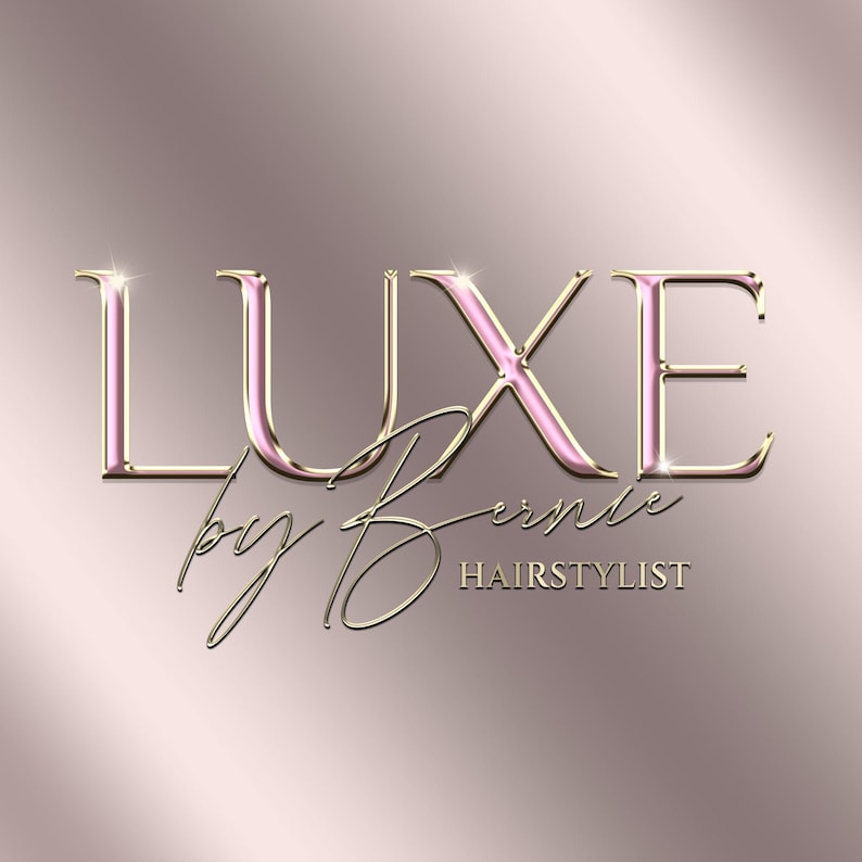 Puede incluir: Un logotipo para un estilista de cabello, con la palabra "LUXE" en letras rosa y doradas con un contorno dorado. El texto "by Bernie" est&aacute; escrito en cursiva debajo de la palabra "LUXE" y el texto "HAIRSTYLIST" est&aacute; escrito debajo del texto en cursiva.