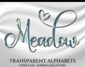Può includere: La parola "Meadow" in corsivo con un cuore sopra la lettera "o". Le lettere sono di un blu lucido, cromato, con un contorno dorato. Lo sfondo è un tessuto bianco drappeggiato. I testi "CHROME ALPHABETS" e "TRANSPARENT ALPHABETS" sono in alto e in basso.