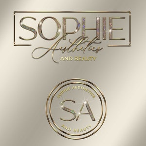 Puede incluir: Logotipo dorado y con purpurina con el texto "SOPHIE AESTHETICS AND BEAUTY" en un marco dorado y un logotipo circular con el texto "SOPHIE AESTHETICS SA AND BEAUTY" en dorado con purpurina.