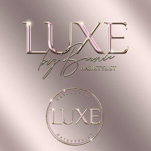 Puede incluir: Un logotipo rosa y dorado con el texto "LUXE by Bernie Hair stylist" y un logotipo circular con el texto "Hair stylist LUXE Hair stylist".