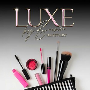 Puede incluir: Una bolsa de maquillaje de rayas blancas y negras con una cremallera. La bolsa est&aacute; abierta y contiene varios art&iacute;culos de maquillaje, incluyendo un l&aacute;piz labial rosa, una m&aacute;scara de pesta&ntilde;as negra, un brillo de labios rosa, una brocha de maquillaje negra y un rubor rosa.