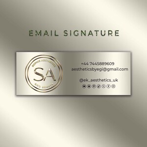 Puede incluir: Un logotipo dorado y verde con las letras "SA" dentro de un c&iacute;rculo. El texto "Sophie Aesthetics and Beauty" est&aacute; alrededor del c&iacute;rculo. El texto "+44 7445889609", "aestheticsbyegil@gmail.com", "@ek_aesthetics_uk" y los iconos de redes sociales est&aacute;n debajo del logotipo.