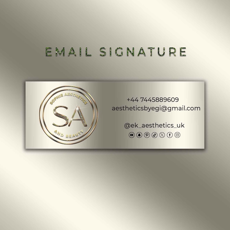 Puede incluir: Un logotipo dorado y verde con las letras "SA" dentro de un c&iacute;rculo. El texto "Sophie Aesthetics and Beauty" est&aacute; alrededor del c&iacute;rculo. El texto "+44 7445889609", "aestheticsbyegil@gmail.com", "@ek_aesthetics_uk" y los iconos de redes sociales est&aacute;n debajo del logotipo.
