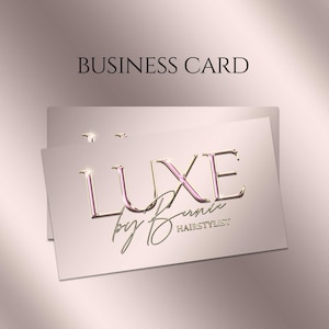 Puede incluir: Una tarjeta de visita con un logotipo rosa y dorado que dice "LUXE by Bernie HAIRSTYLIST".