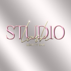 Pode incluir: Logotipo de um beauty bar com o texto "STUDIO Lash BEAUTY BAR". "STUDIO" está em rosa, em 3D, e "Lash" em escrita dourada. O fundo é um gradiente prateado e branco.