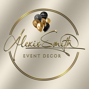Può includere: Logo dorato con il nome "Alexis Smith" in elegante corsivo, circondato da un doppio anello dorato. Un gruppo di palloncini in oro, nero e argento adorna il design. Le parole "EVENT DECOR" sono sotto il nome.
