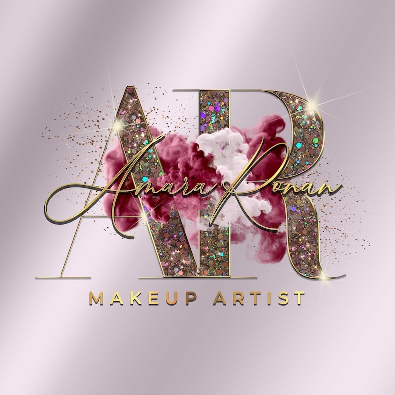 Op de afbeelding: Een logo voor "Amara Ronan Makeup Artist" met gouden letters en met glitter gevulde letters. De letters "AR" zijn prominent aanwezig, met een cursieve "Amara Ronan" overlay. Een wolk van bordeauxrode en witte rook voegt een dramatisch effect toe tegen een roze achtergrond.