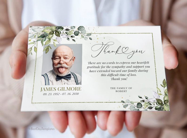 Peut inclure: Une carte de remerciement blanche avec une bordure florale verte. La carte contient une photo d'un homme avec une moustache et un n&oelig;ud papillon. Le texte sur la carte dit "Merci" et "Il n'y a pas de mots pour exprimer notre gratitude pour la sympathie et le soutien que vous avez t&eacute;moign&eacute;s &agrave; notre famille pendant cette p&eacute;riode difficile de deuil. Merci !" La famille de Robert.