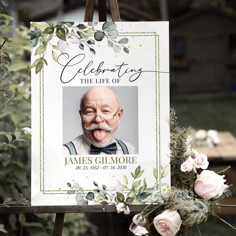 Peut inclure: Une pancarte comm&eacute;morative blanche avec une bordure florale verte et des accents dor&eacute;s. La pancarte indique "Celebrating the Life of James Gilmore 09.23.1952 - 07.16.2030". Une photo de James Gilmore est au centre de la pancarte.
