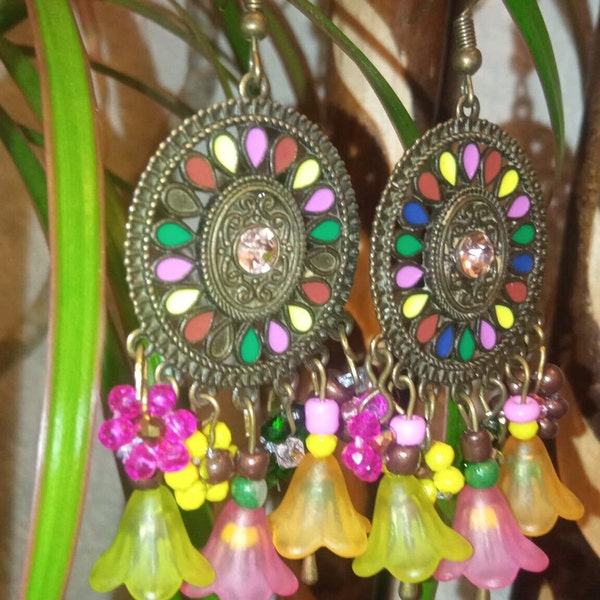 Boucles d'oreilles bronze style ethnique orientales tulipes en acrylique et petites fleurs en verre handmade