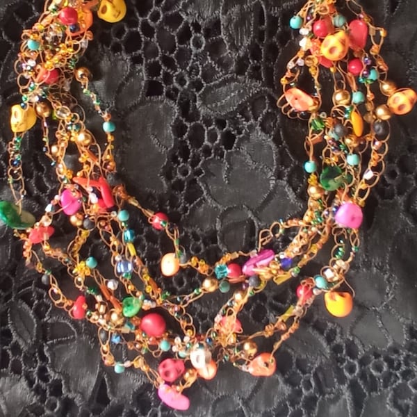 Collier multicolore six rangs inspiration Mexique perles en verre et dorées pierres volcaniques têtes de mort fait mains