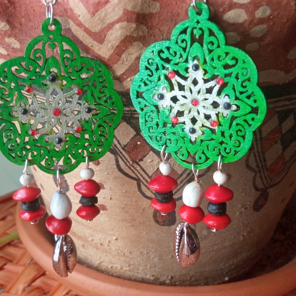 Boucles d'oreilles fantaisie ethnique Oriental fait mains bois tenté vert Larmes de Job Graines d'église breloque cauris