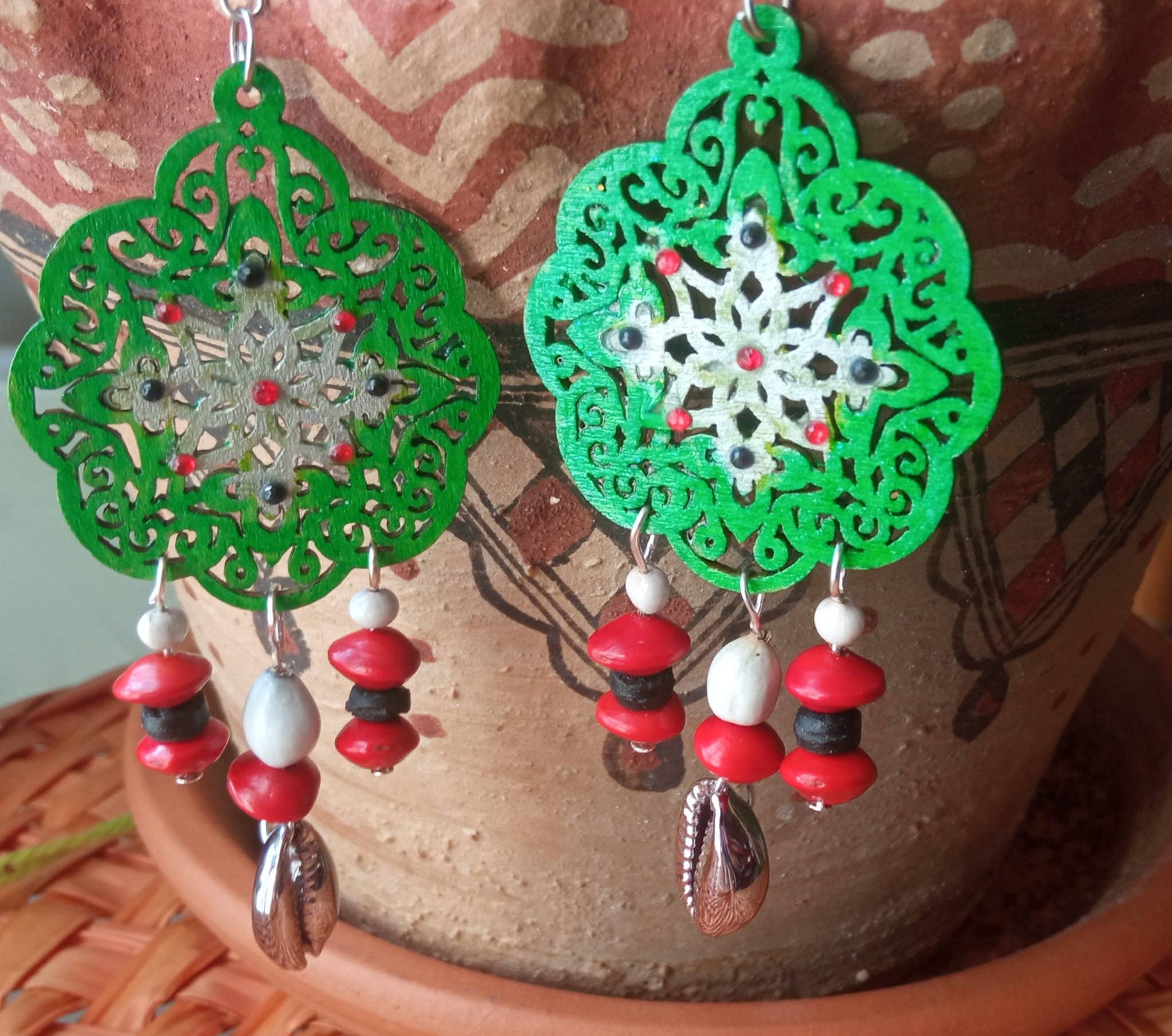 【国内正規総代理店アイテム】 Handmade Earrings Fantasy Oriental Ethnic Green Wood Dyed イヤリング・ノンホールピアス