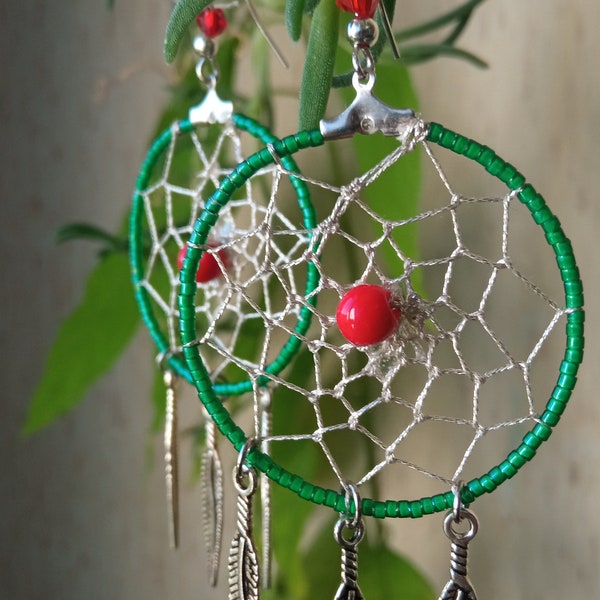 Attrape rêve Dream catcher bouches d'oreilles argentées rouge et vertes fantaisie fait mains