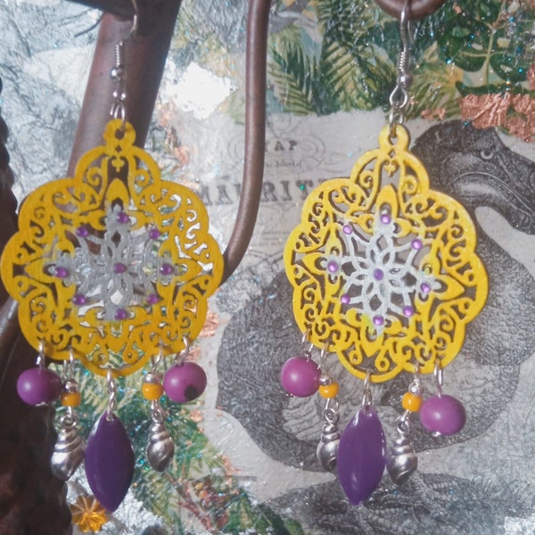 Boucles d'oreilles fantaisie ethnique Inde fait mains bois tenté jaune perles d'açaï Brésil violet breloques métal argenté et émail