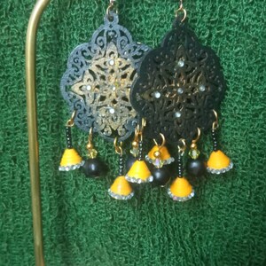 Ethnische Fantasy-Ohrringe, handgefertigte Acai-Perlen aus schwarz gefärbtem Holz, brasilianische Glasanhänger und Papierglocken