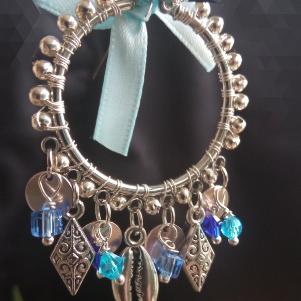 Anneaux Créoles Boucles d'oreilles breloques sequins losanges cauris perles argentés perles en verre bleues fantaisie fait main