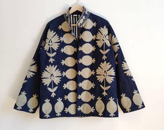 Chaqueta vaquera azul Suzani – Abrigo bohemio bordado a mano, prenda llamativa con estampado floral tribal, chaqueta vaquera Suzani bordada a mano, ideal para regalar.
