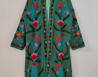 Chaqueta larga exclusiva de lino verde bordada a mano con bordado Suzani - Kimono estilo años 70 de algodón y lino bohemio. Bordado Suzani.