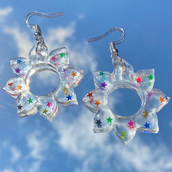 Boucles d’oreilles en résine claire de tournesol d’étoile avec le crochet plaqué argenté