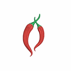 Könnte beinhalten: Gesticktes Design mit zwei roten Chilischoten mit grünen Stielen, die sich oben kreuzen. Die Chilis sind gebogen und detailliert, vor weißem Hintergrund. Geeignet für einen Aufnäher oder eine Applikation.