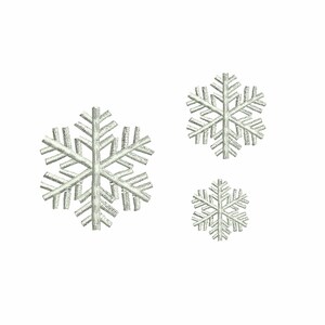 Puede incluir: Tres diseños de bordado de copo de nieve blanco, el más grande en el centro, el más pequeño en la parte inferior.