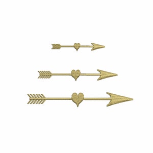 Pode incluir: Três flechas douradas com centros em forma de coração, dispostas em ordem decrescente de tamanho. As flechas apontam para a direita.