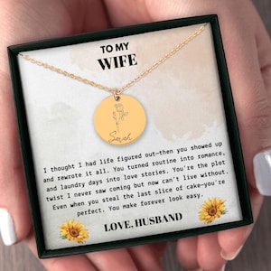 Hustruplott Twist Halsband, Graverat Namn Födelseblomma, Romantiskt Kärlekskort