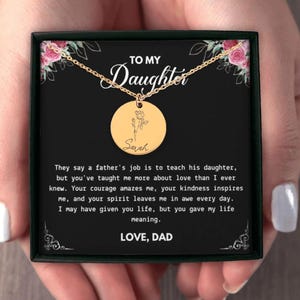 Collar para hija con un corazón de papá. Joyería personalizada con nombre y flor de nacimiento. Regalo inspirador de padre a hija. Cumpleaños, Navidad y graduación.