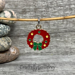 Christmas Wreath Enamel Charms with Jump Rings: Jewelry & Craft Supplies - Set of 6