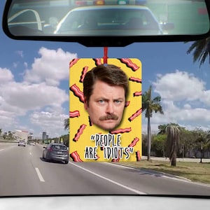 Ron Swanson Menschen sind Idioten Zitat Bacon Auto Lufterfrischer Anhänger für Rückspiegel Parks & Freizeit Recs Leslie Knope